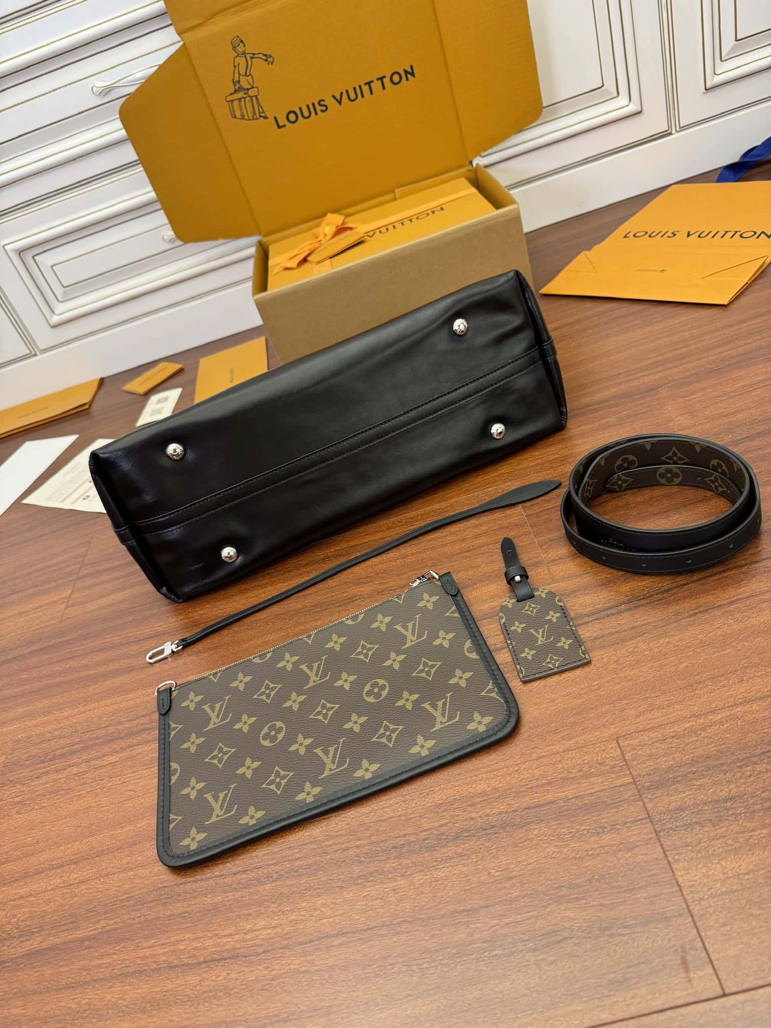 LV高仿包 M25143 當季新款 CARRYALL DARK 中號手袋¥2,480.00-頂級1:1精品高仿包包香港台灣批發價格推薦微信哪裡買