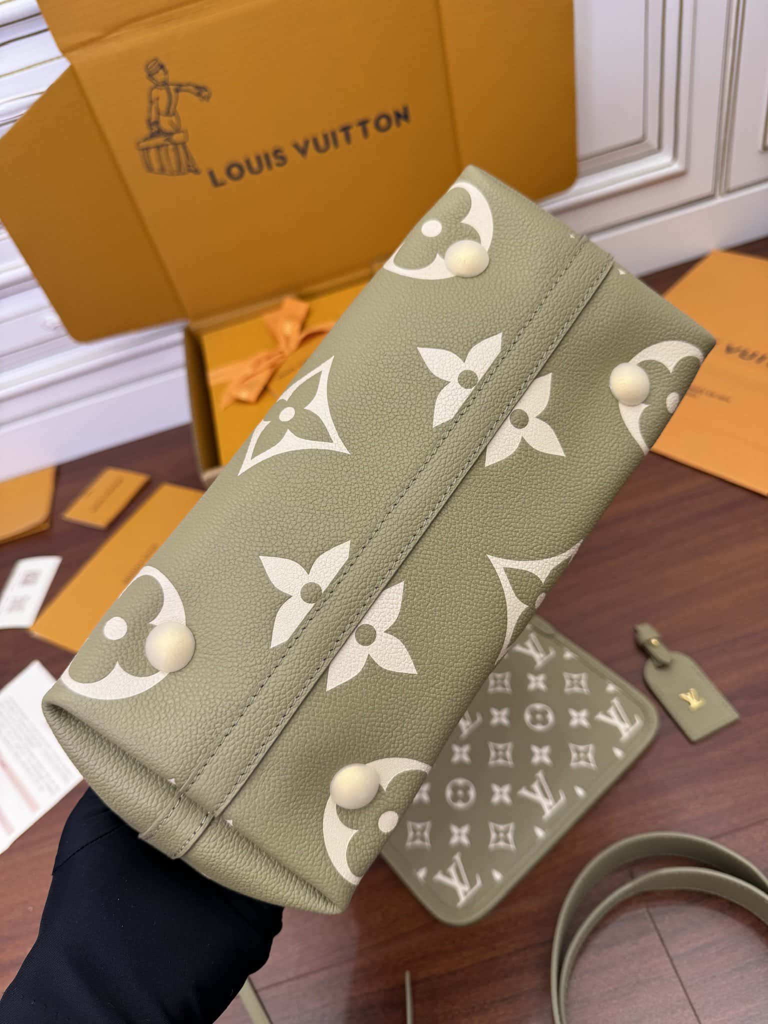 LV M46672 CARRYALL 小號一比一高仿手袋¥2,480.00-頂級1:1精品高仿包包香港台灣批發價格推薦微信哪裡買