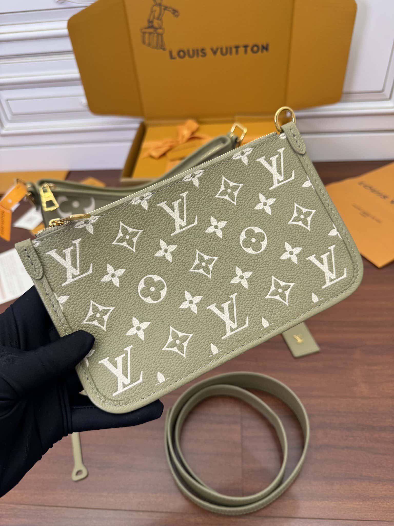 LV M46672 CARRYALL 小號一比一高仿手袋¥2,480.00-頂級1:1精品高仿包包香港台灣批發價格推薦微信哪裡買