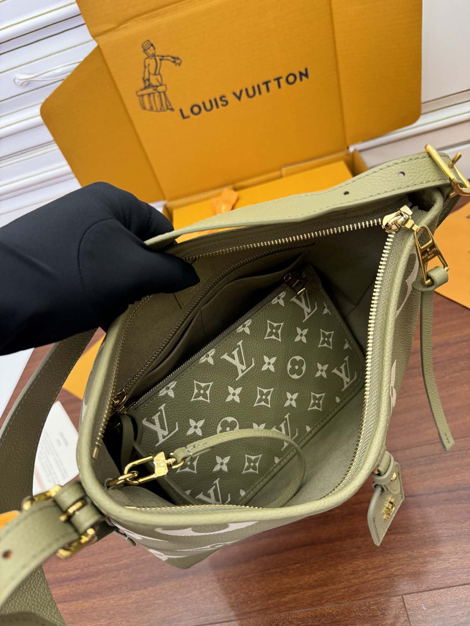 LV M46672 CARRYALL 小號一比一高仿手袋¥2,480.00-頂級1:1精品高仿包包香港台灣批發價格推薦微信哪裡買