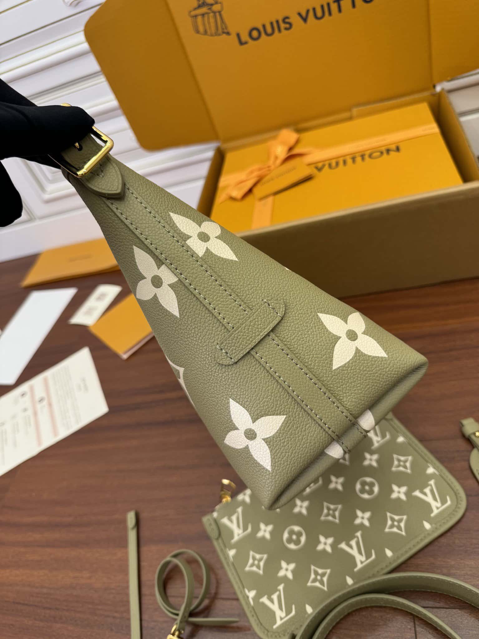 LV M46672 CARRYALL 小號一比一高仿手袋¥2,480.00-頂級1:1精品高仿包包香港台灣批發價格推薦微信哪裡買