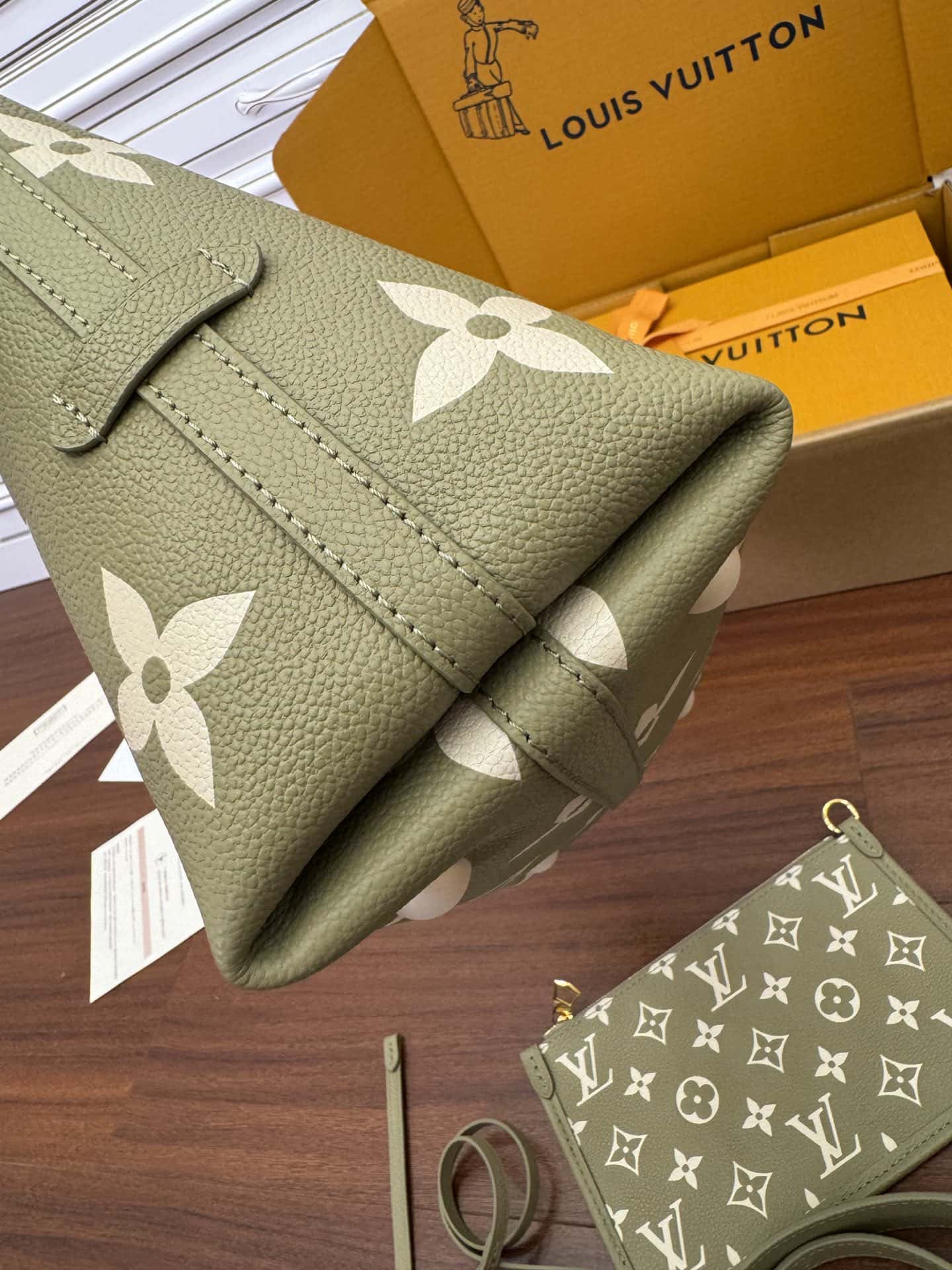 LV M46672 CARRYALL 小號一比一高仿手袋¥2,480.00-頂級1:1精品高仿包包香港台灣批發價格推薦微信哪裡買