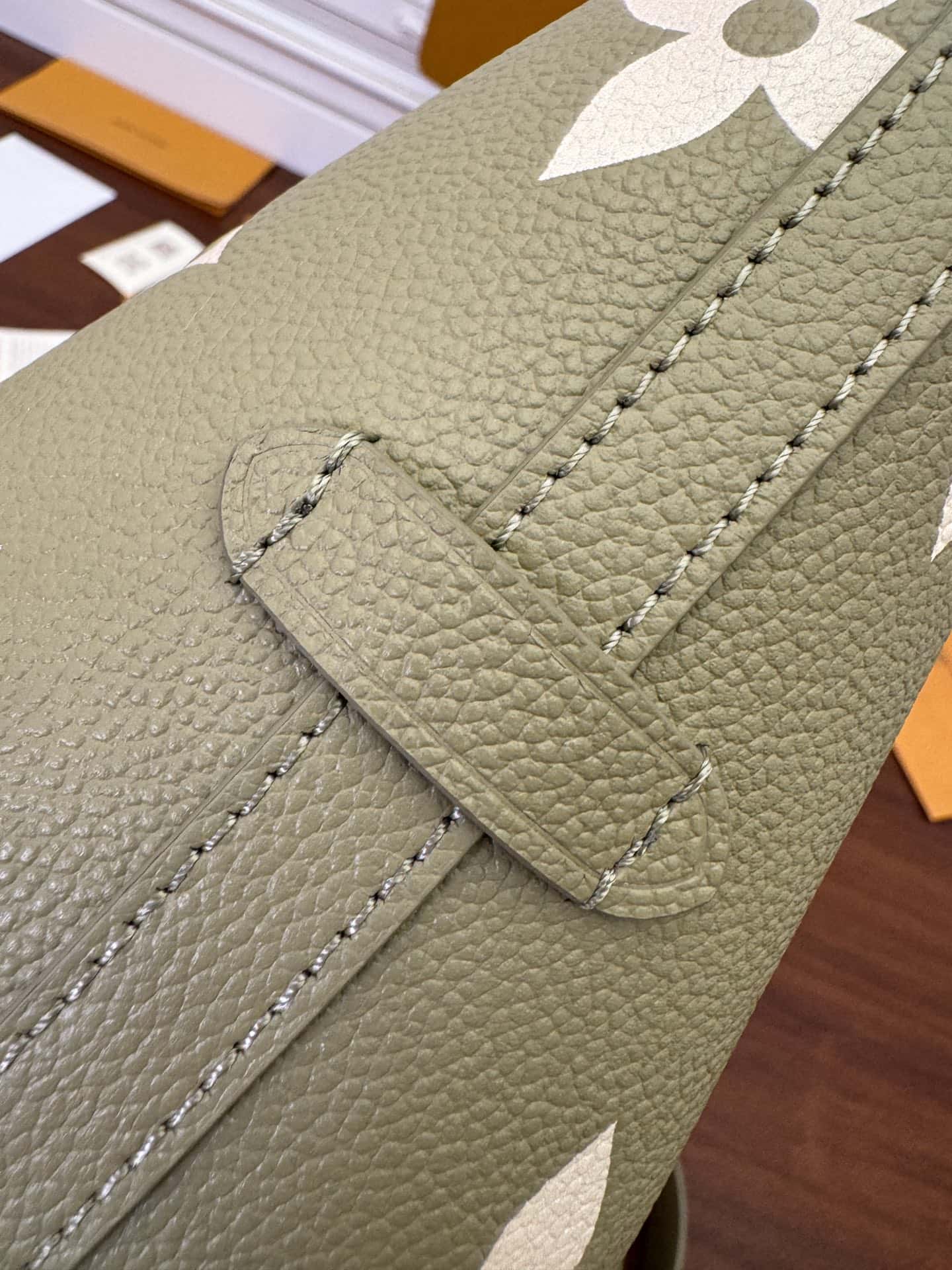 LV M46672 CARRYALL 小號一比一高仿手袋¥2,480.00-頂級1:1精品高仿包包香港台灣批發價格推薦微信哪裡買