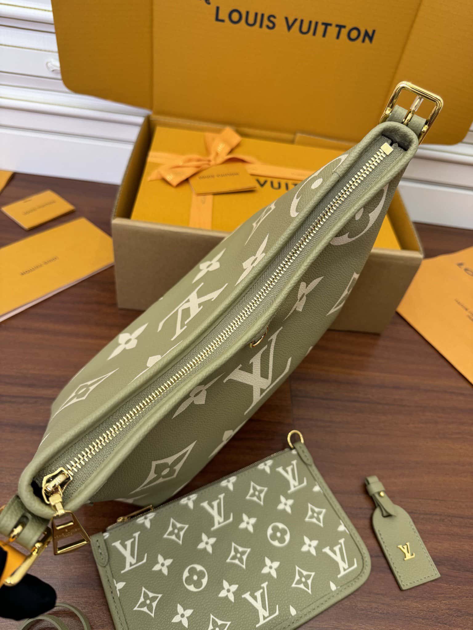 LV M46672 CARRYALL 小號一比一高仿手袋¥2,480.00-頂級1:1精品高仿包包香港台灣批發價格推薦微信哪裡買