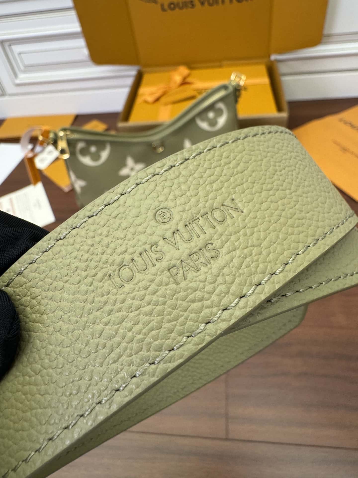 LV M46672 CARRYALL 小號一比一高仿手袋¥2,480.00-頂級1:1精品高仿包包香港台灣批發價格推薦微信哪裡買