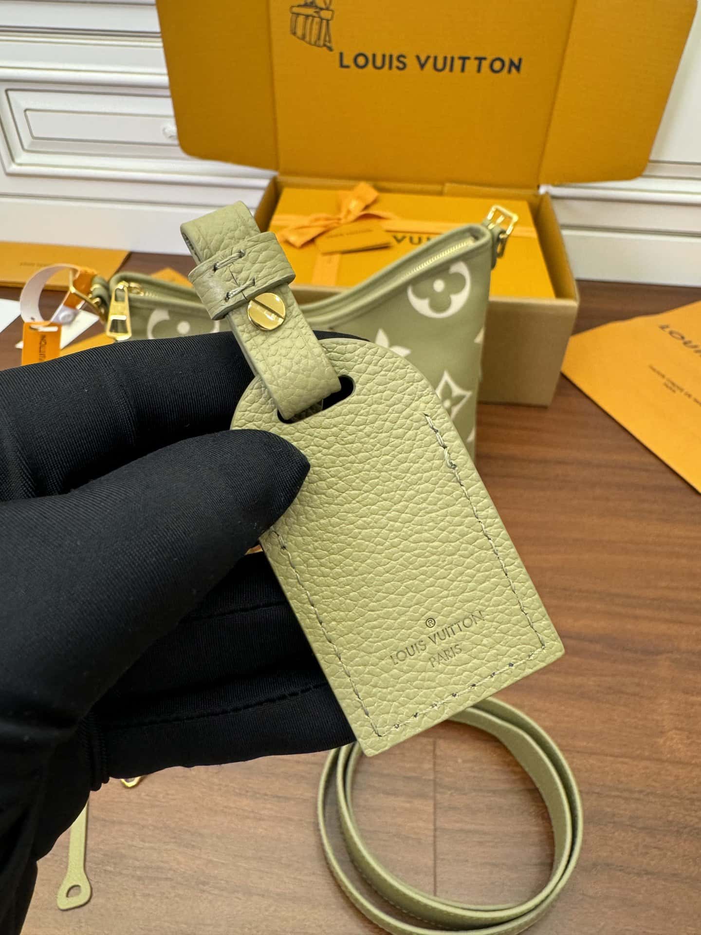 LV M46672 CARRYALL 小號一比一高仿手袋¥2,480.00-頂級1:1精品高仿包包香港台灣批發價格推薦微信哪裡買