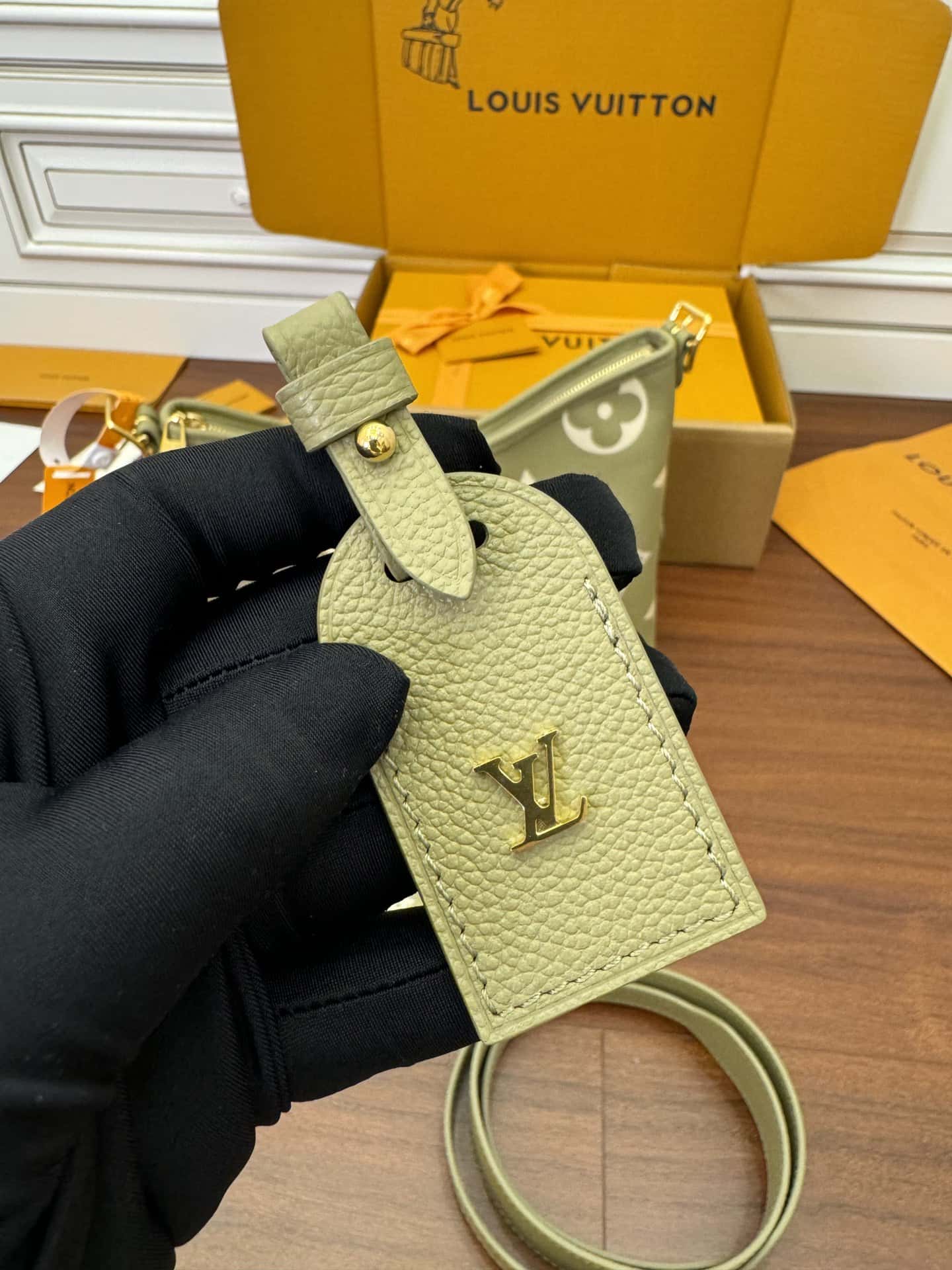 LV M46672 CARRYALL 小號一比一高仿手袋¥2,480.00-頂級1:1精品高仿包包香港台灣批發價格推薦微信哪裡買