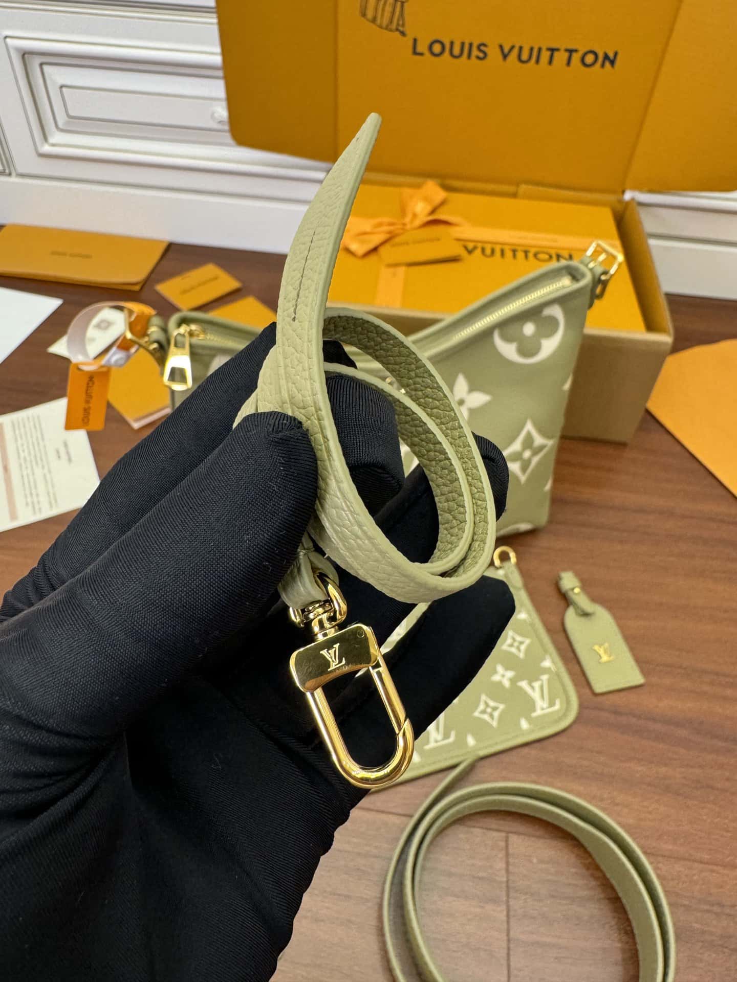 LV M46672 CARRYALL 小號一比一高仿手袋¥2,480.00-頂級1:1精品高仿包包香港台灣批發價格推薦微信哪裡買