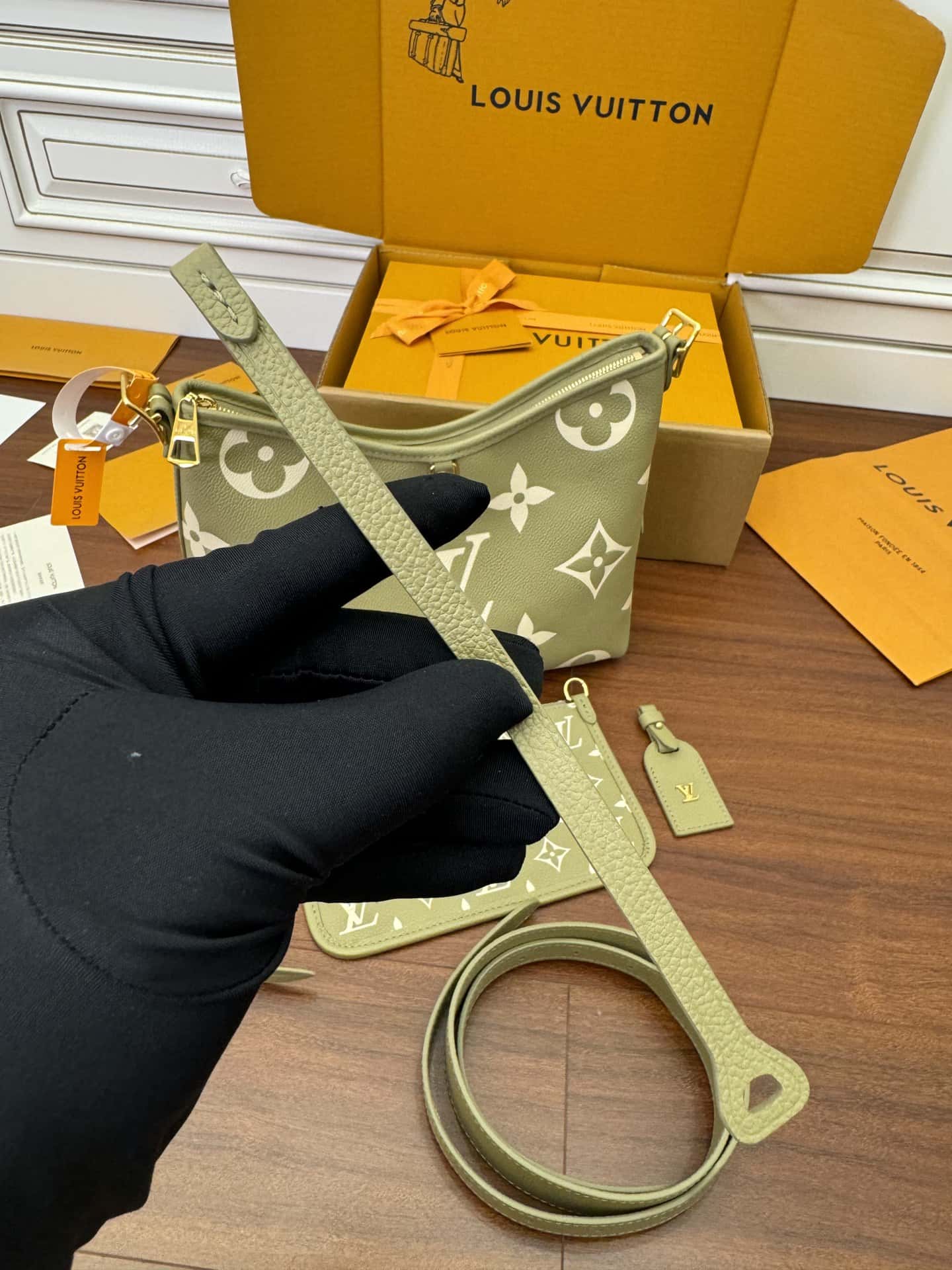 LV M46672 CARRYALL 小號一比一高仿手袋¥2,480.00-頂級1:1精品高仿包包香港台灣批發價格推薦微信哪裡買