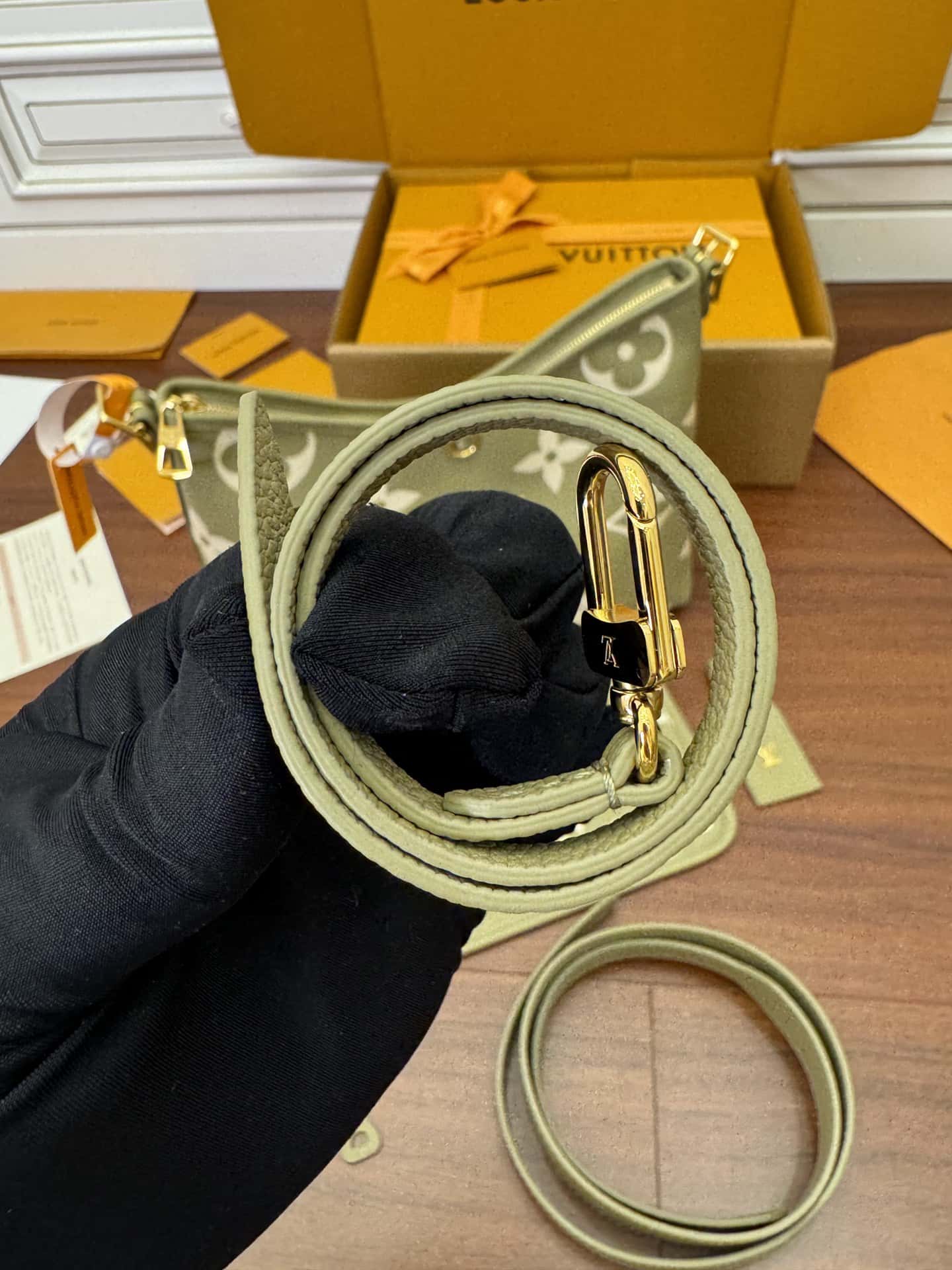 LV M46672 CARRYALL 小號一比一高仿手袋¥2,480.00-頂級1:1精品高仿包包香港台灣批發價格推薦微信哪裡買