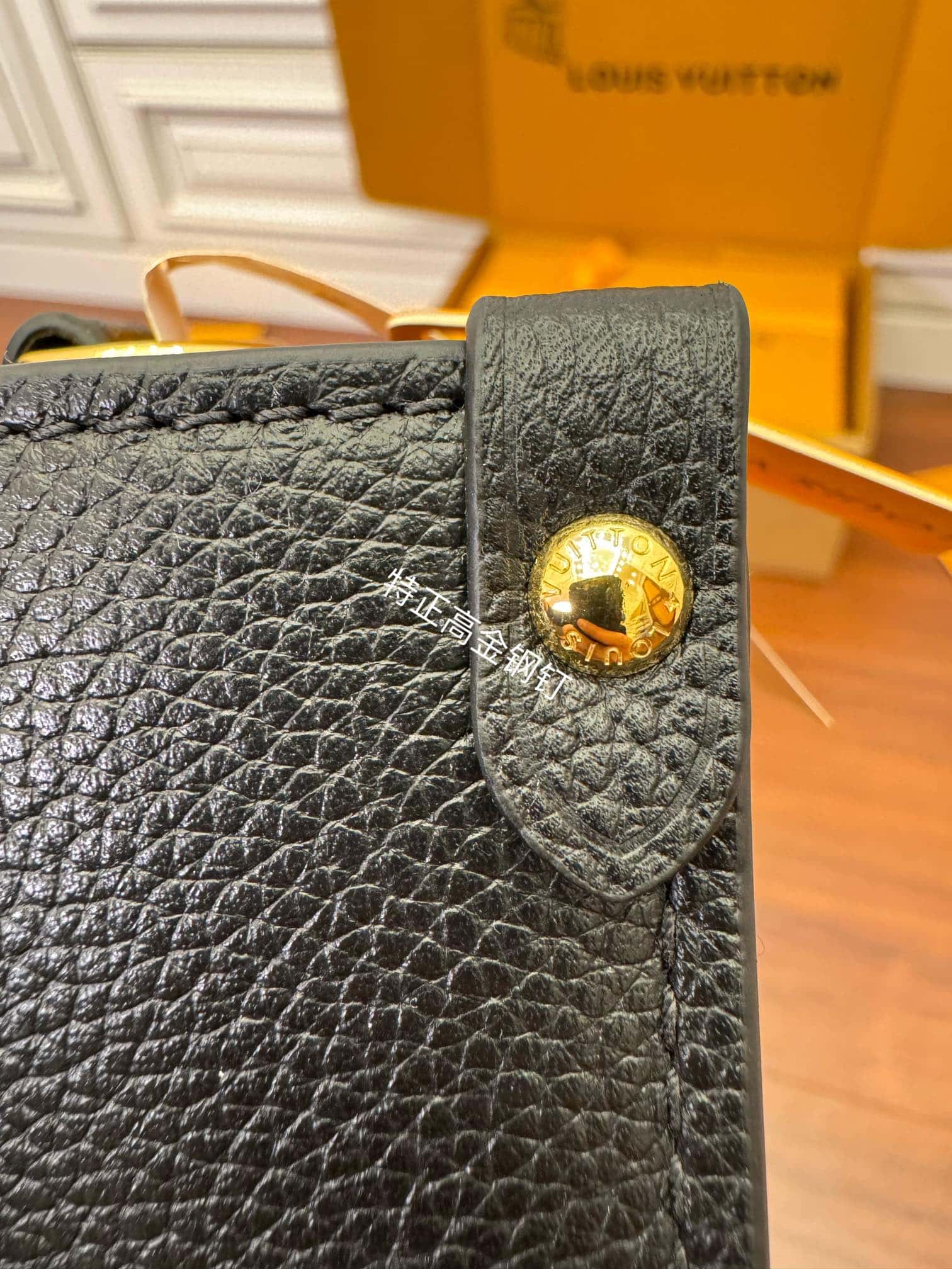 LV A級高品質出品 M22311高仿包 Lock & Go¥2,480.00-頂級1:1精品高仿包包香港台灣批發價格推薦微信哪裡買