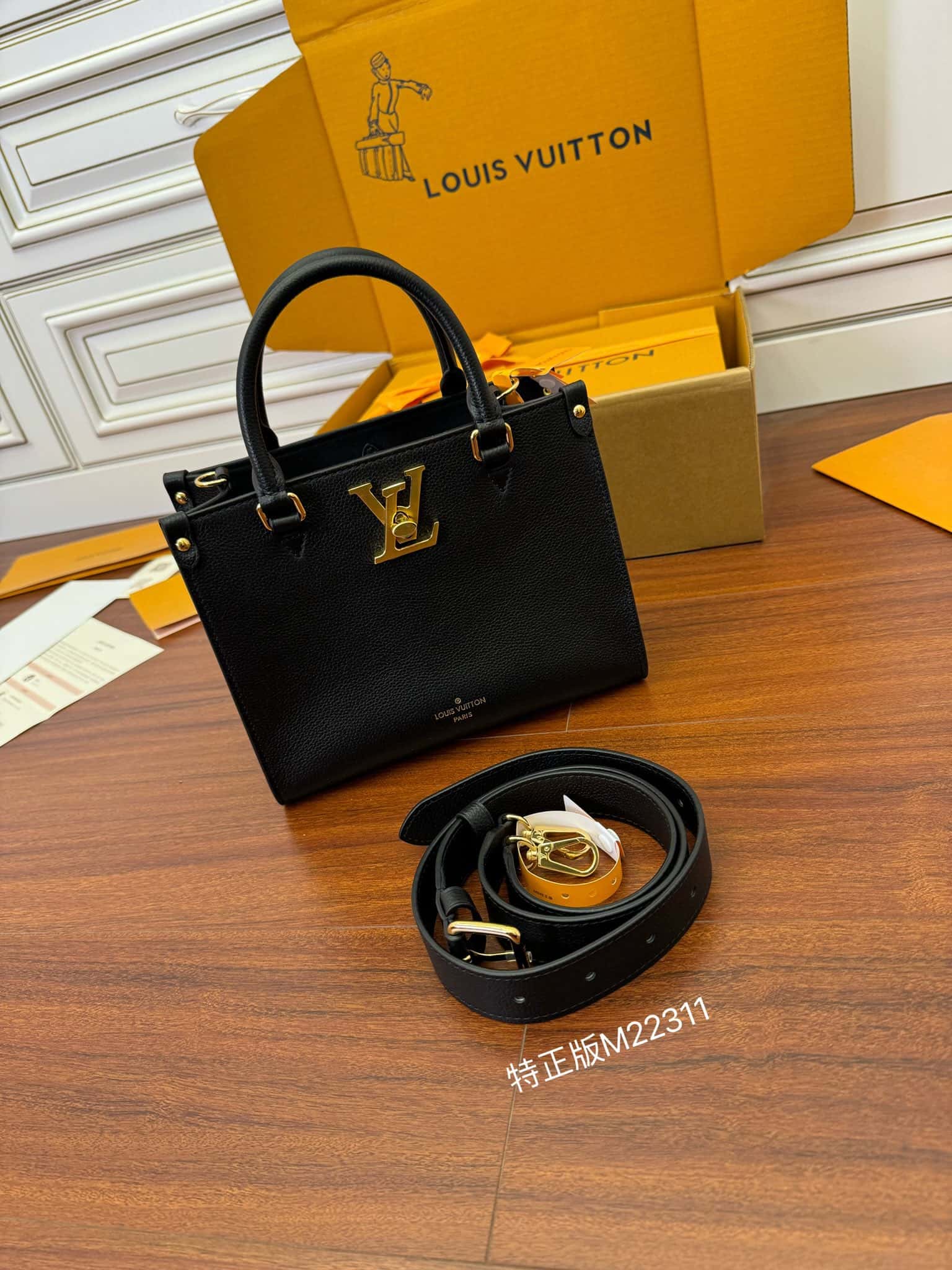 LV A級高品質出品 M22311高仿包 Lock & Go¥2,480.00-頂級1:1精品高仿包包香港台灣批發價格推薦微信哪裡買
