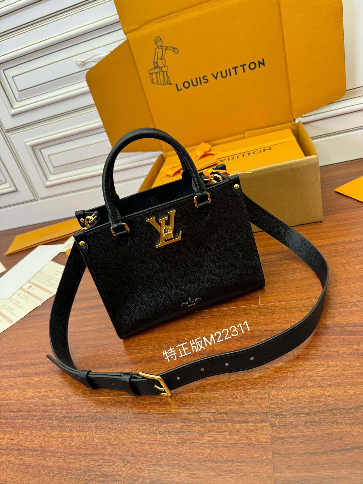 LV A級高品質出品 M22311高仿包 Lock & Go¥2,480.00-頂級1:1精品高仿包包香港台灣批發價格推薦微信哪裡買
