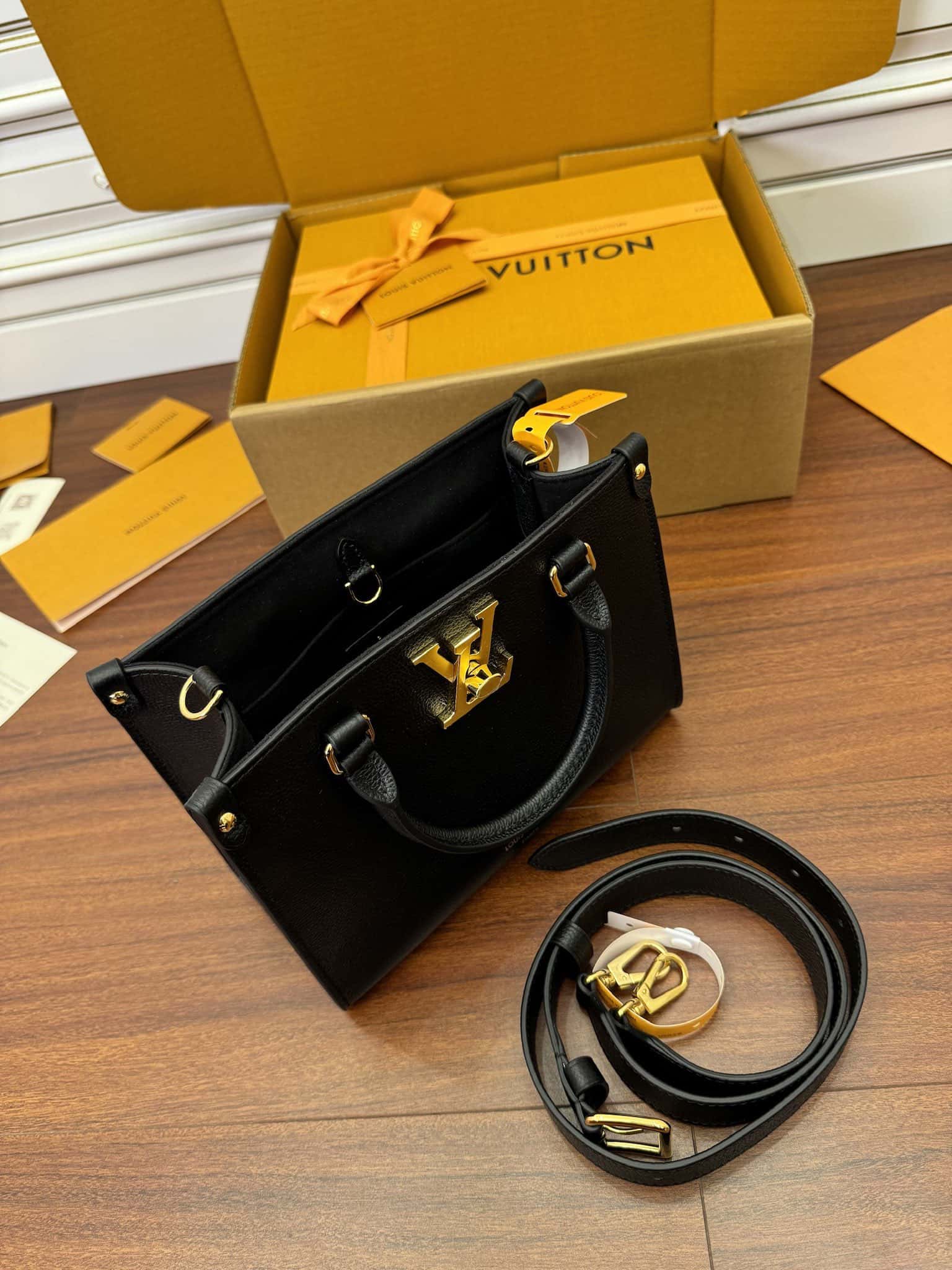 LV A級高品質出品 M22311高仿包 Lock & Go¥2,480.00-頂級1:1精品高仿包包香港台灣批發價格推薦微信哪裡買