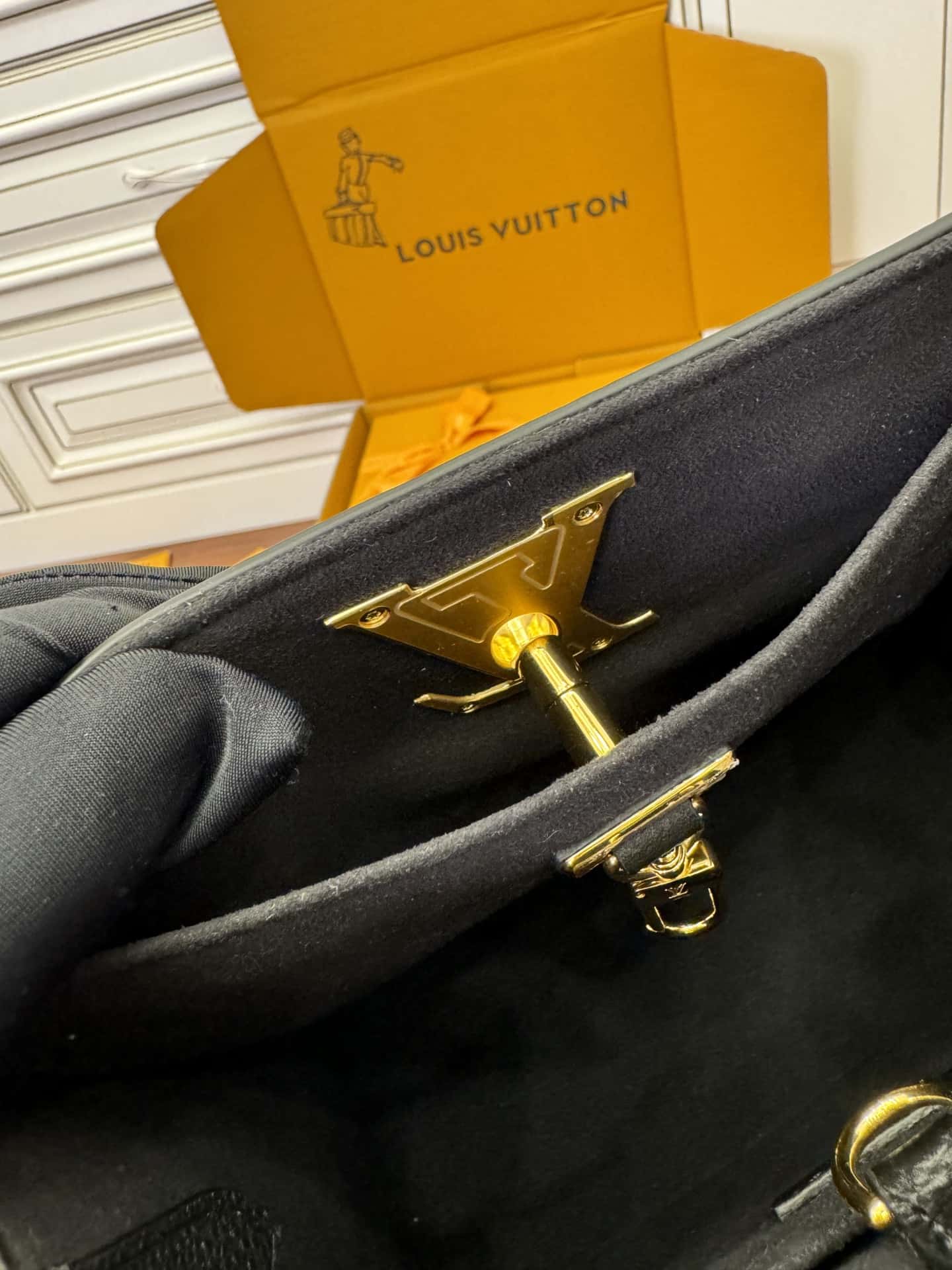 LV A級高品質出品 M22311高仿包 Lock & Go¥2,480.00-頂級1:1精品高仿包包香港台灣批發價格推薦微信哪裡買