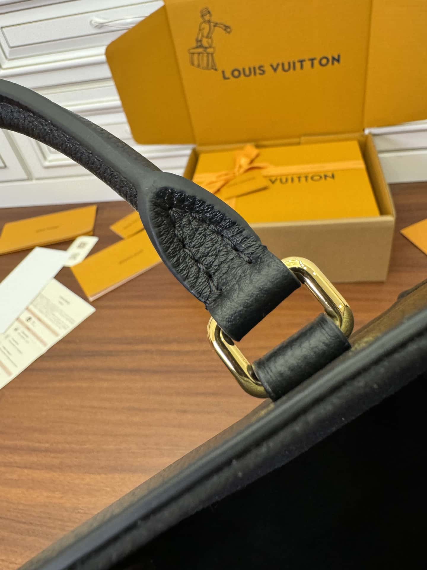 LV A級高品質出品 M22311高仿包 Lock & Go¥2,480.00-頂級1:1精品高仿包包香港台灣批發價格推薦微信哪裡買