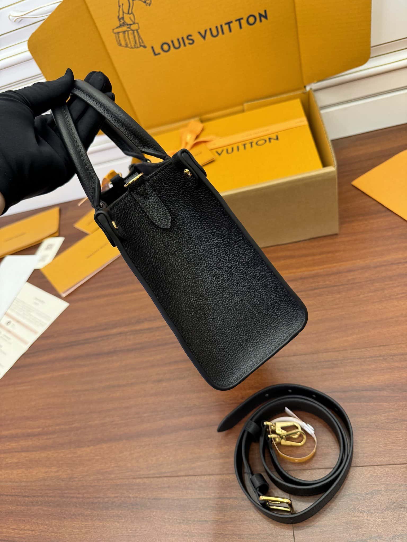 LV A級高品質出品 M22311高仿包 Lock & Go¥2,480.00-頂級1:1精品高仿包包香港台灣批發價格推薦微信哪裡買