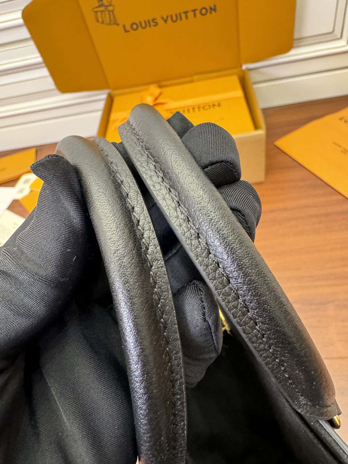 LV A級高品質出品 M22311高仿包 Lock & Go¥2,480.00-頂級1:1精品高仿包包香港台灣批發價格推薦微信哪裡買