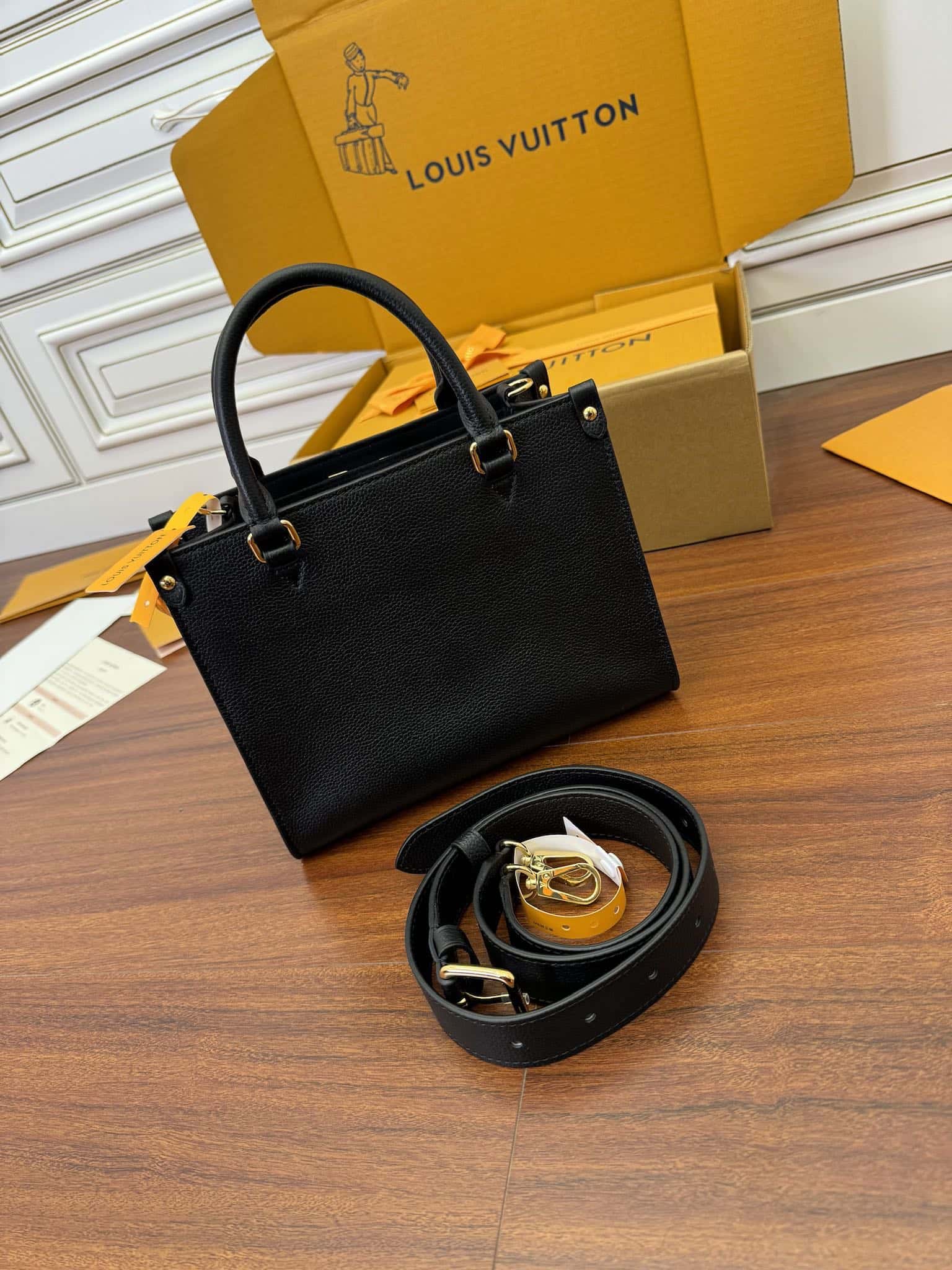 LV A級高品質出品 M22311高仿包 Lock & Go¥2,480.00-頂級1:1精品高仿包包香港台灣批發價格推薦微信哪裡買