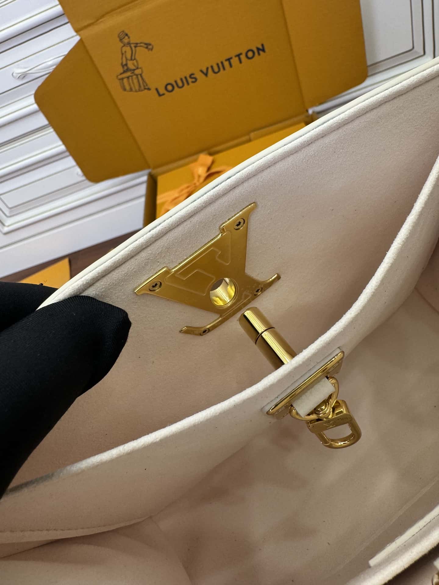 一比一高仿LV M23637 Lock & Go專櫃同步電子芯片內碼¥2,480.00-頂級1:1精品高仿包包香港台灣批發價格推薦微信哪裡買