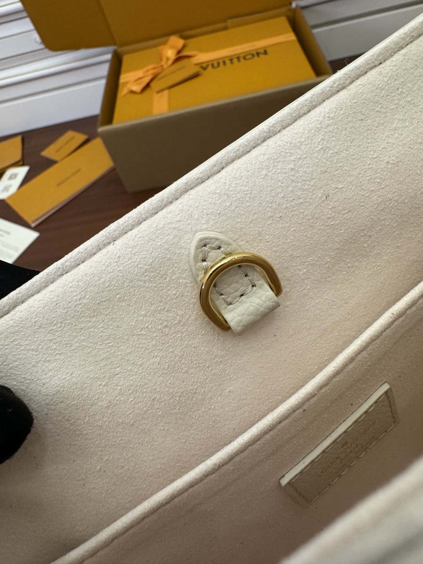 一比一高仿LV M23637 Lock & Go專櫃同步電子芯片內碼¥2,480.00-頂級1:1精品高仿包包香港台灣批發價格推薦微信哪裡買