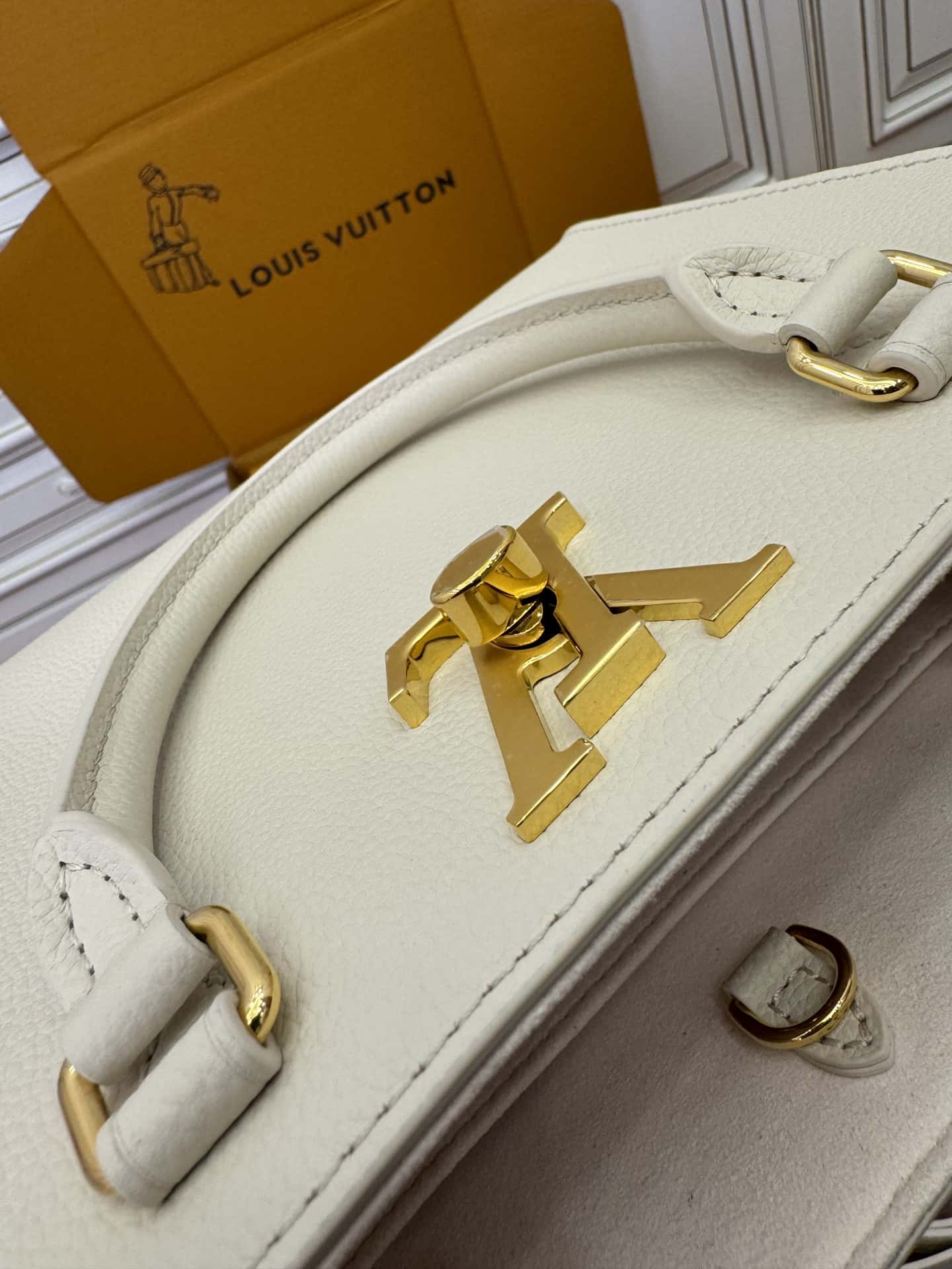 一比一高仿LV M23637 Lock & Go專櫃同步電子芯片內碼¥2,480.00-頂級1:1精品高仿包包香港台灣批發價格推薦微信哪裡買