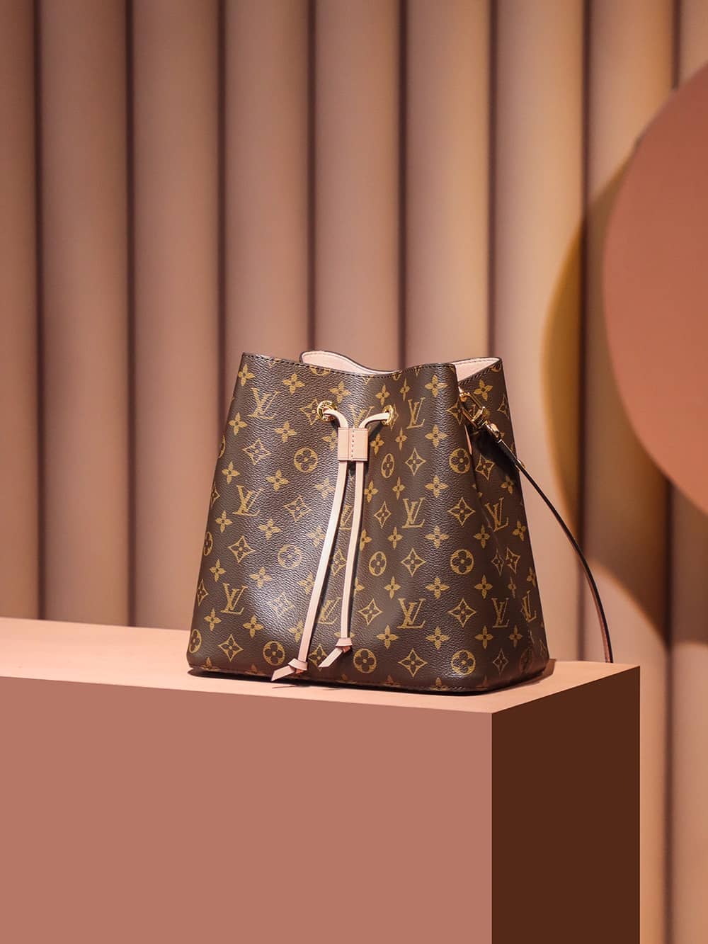 Louis Vuitton M44022 NéoNoé高仿包LV經典繫列¥2,480.00-頂級1:1精品高仿包包香港台灣批發價格推薦微信哪裡買