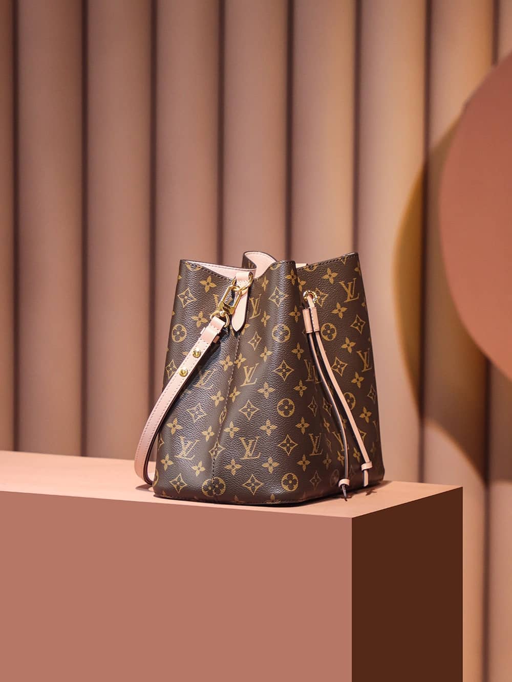 Louis Vuitton M44022 NéoNoé高仿包LV經典繫列¥2,480.00-頂級1:1精品高仿包包香港台灣批發價格推薦微信哪裡買