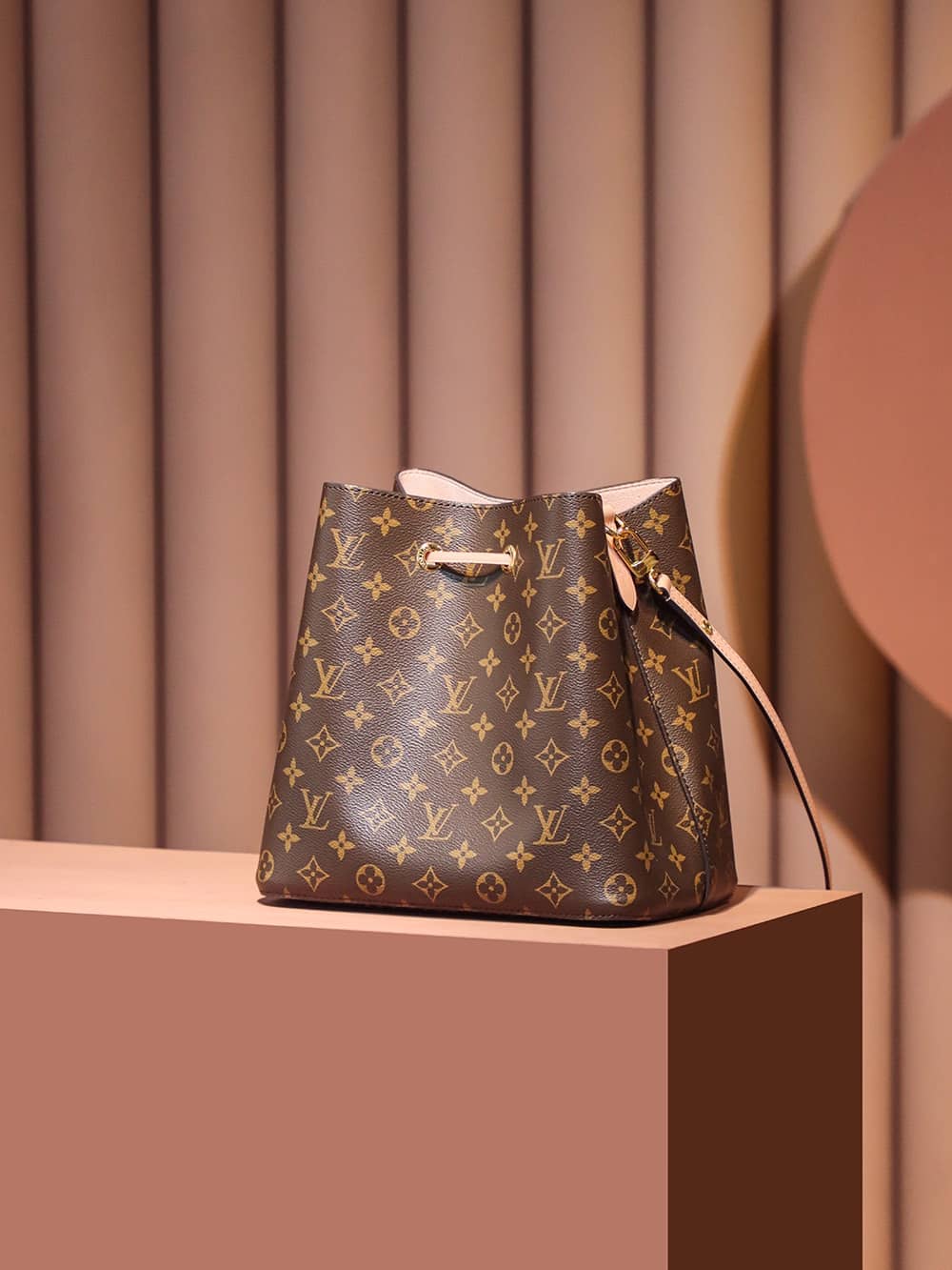Louis Vuitton M44022 NéoNoé高仿包LV經典繫列¥2,480.00-頂級1:1精品高仿包包香港台灣批發價格推薦微信哪裡買