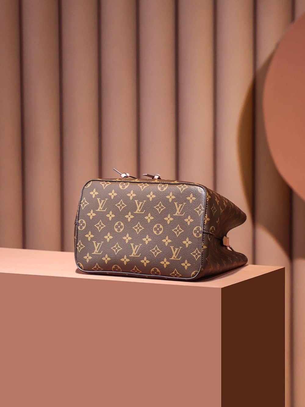 Louis Vuitton M44022 NéoNoé高仿包LV經典繫列¥2,480.00-頂級1:1精品高仿包包香港台灣批發價格推薦微信哪裡買