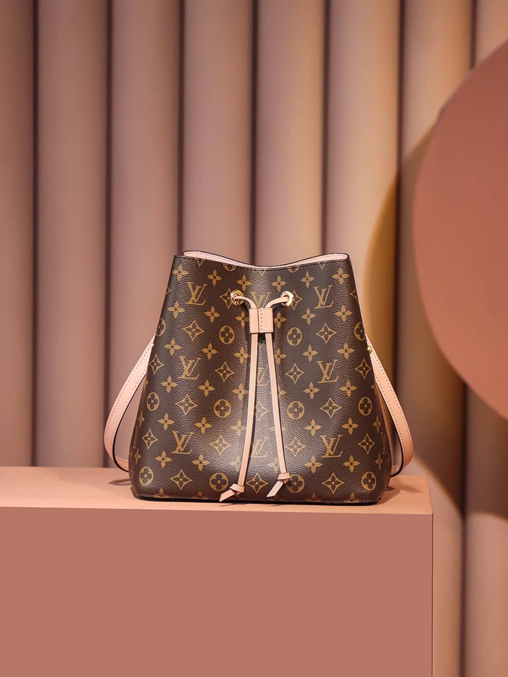 Louis Vuitton M44022 NéoNoé高仿包LV經典繫列¥2,480.00-頂級1:1精品高仿包包香港台灣批發價格推薦微信哪裡買
