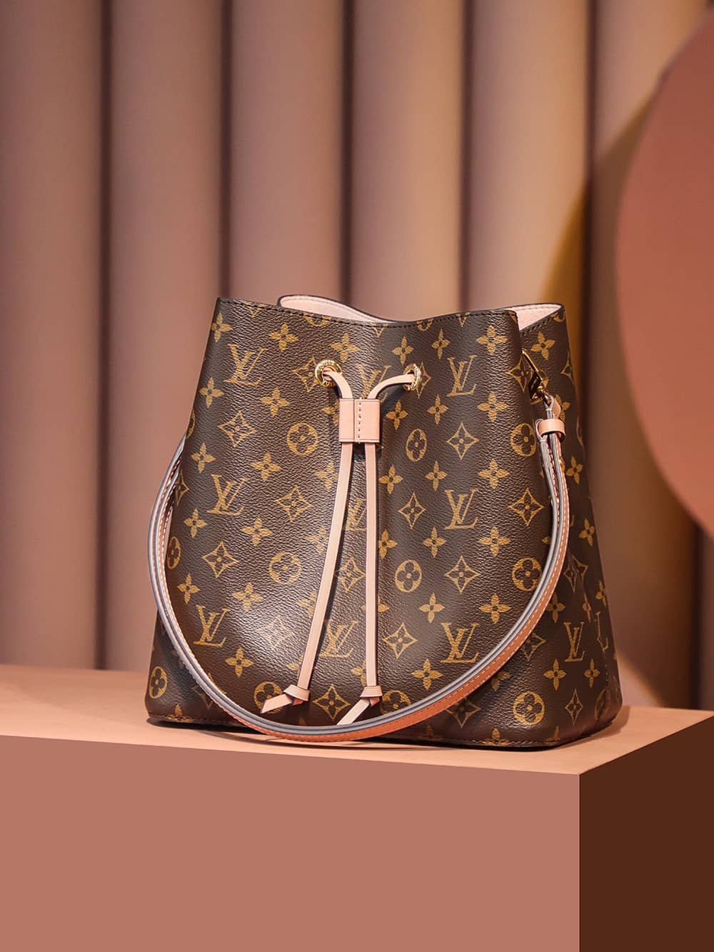 Louis Vuitton M44022 NéoNoé高仿包LV經典繫列¥2,480.00-頂級1:1精品高仿包包香港台灣批發價格推薦微信哪裡買