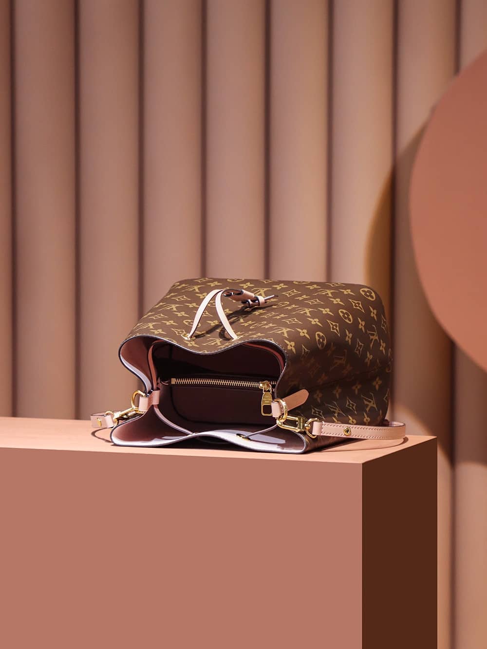 Louis Vuitton M44022 NéoNoé高仿包LV經典繫列¥2,480.00-頂級1:1精品高仿包包香港台灣批發價格推薦微信哪裡買