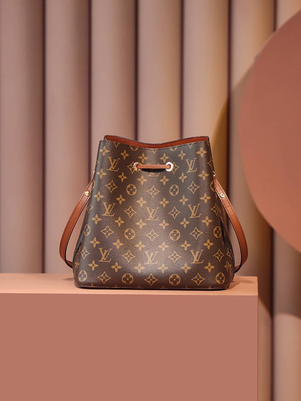 Louis Vuitton M44887 NéoNoé高仿水桶背包LV¥2,480.00-頂級1:1精品高仿包包香港台灣批發價格推薦微信哪裡買