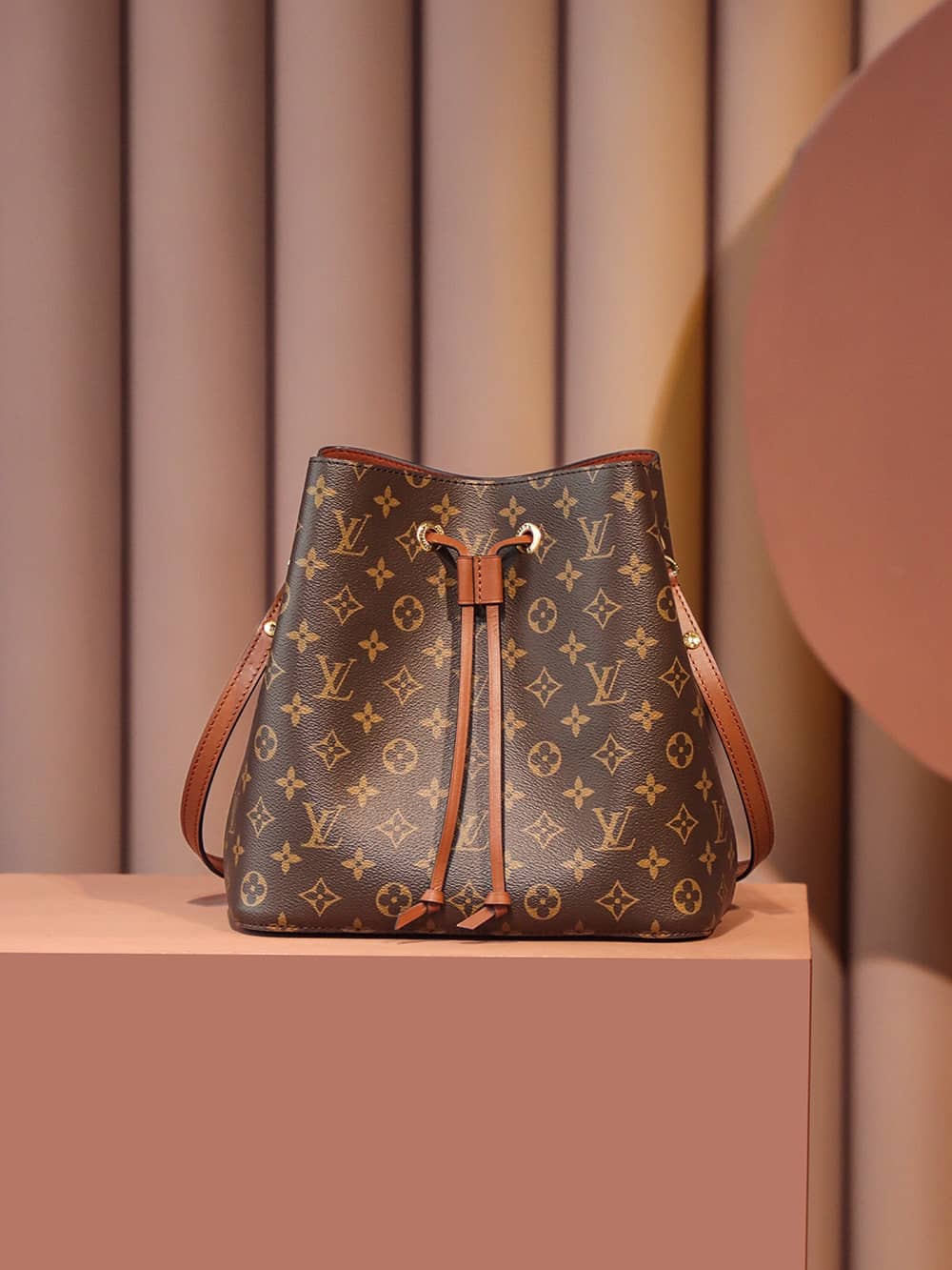 Louis Vuitton M44887 NéoNoé高仿水桶背包LV¥2,480.00-頂級1:1精品高仿包包香港台灣批發價格推薦微信哪裡買