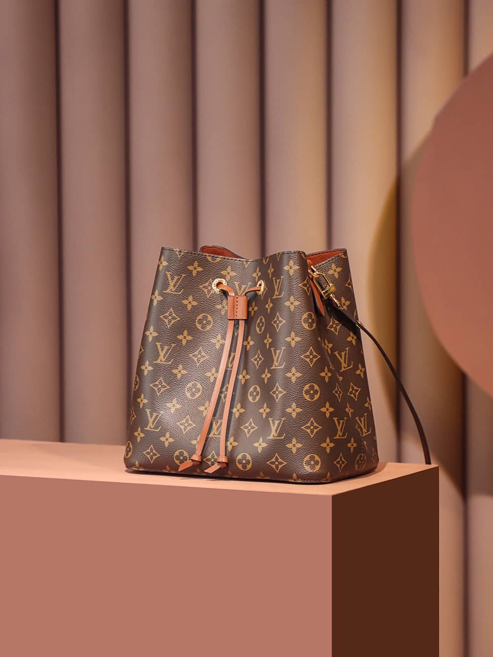 Louis Vuitton M44887 NéoNoé高仿水桶背包LV¥2,480.00-頂級1:1精品高仿包包香港台灣批發價格推薦微信哪裡買