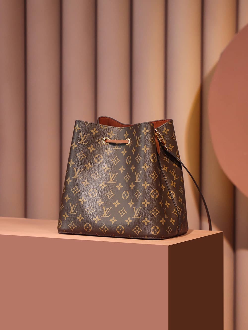 Louis Vuitton M44887 NéoNoé高仿水桶背包LV¥2,480.00-頂級1:1精品高仿包包香港台灣批發價格推薦微信哪裡買