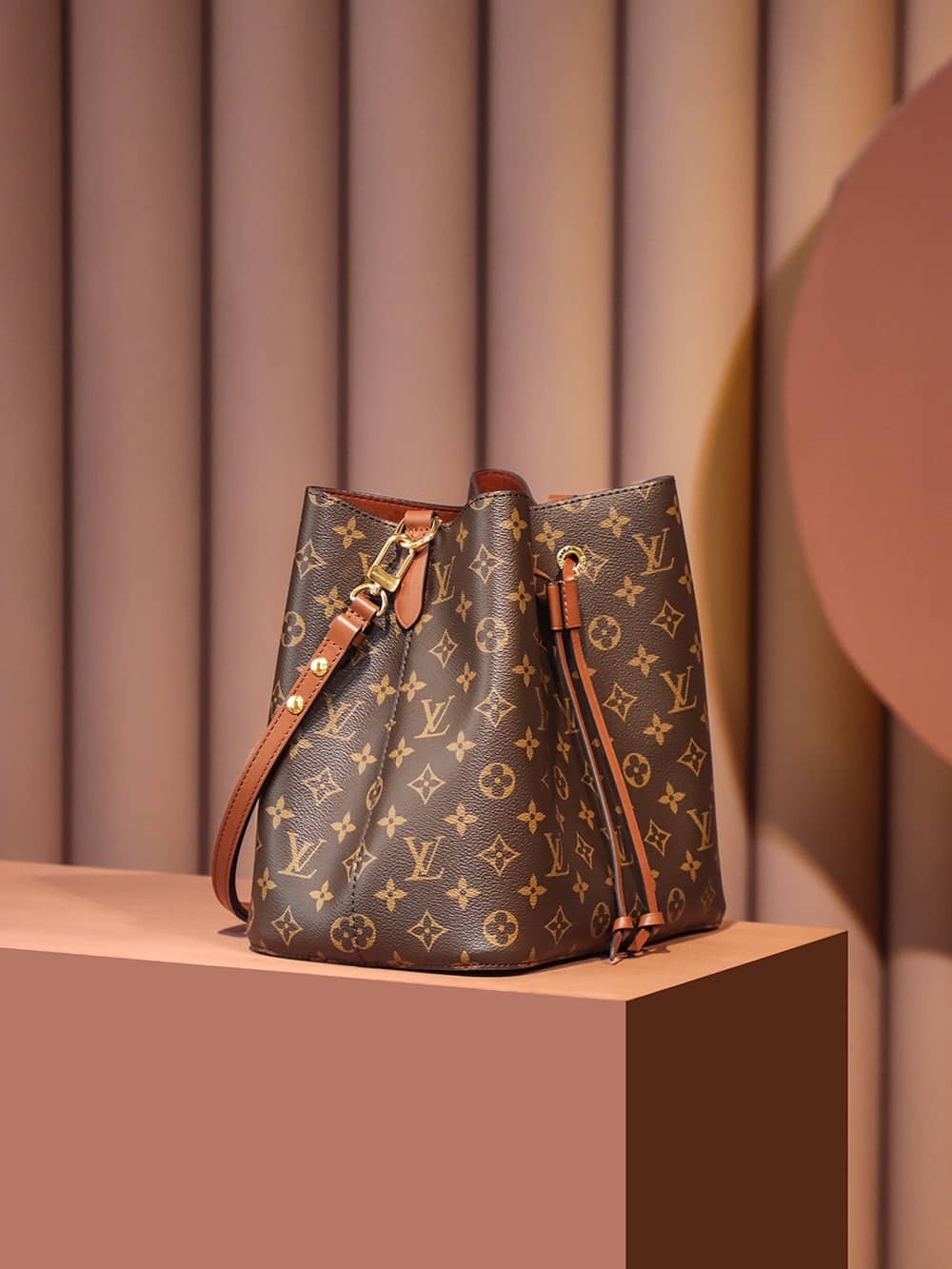 Louis Vuitton M44887 NéoNoé高仿水桶背包LV¥2,480.00-頂級1:1精品高仿包包香港台灣批發價格推薦微信哪裡買