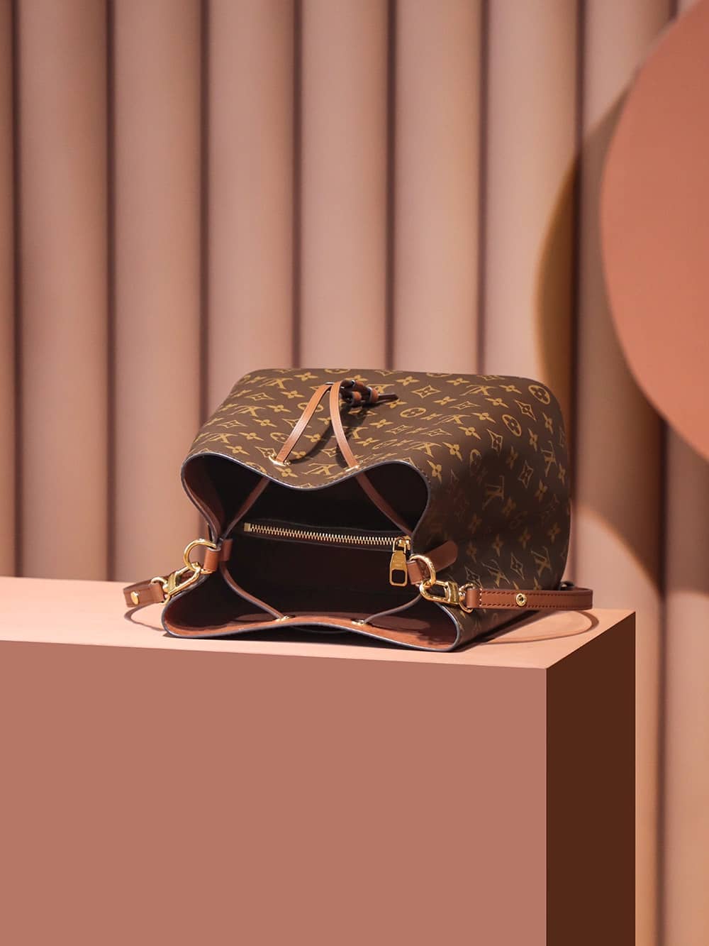 Louis Vuitton M44887 NéoNoé高仿水桶背包LV¥2,480.00-頂級1:1精品高仿包包香港台灣批發價格推薦微信哪裡買