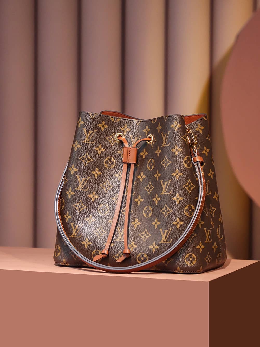 Louis Vuitton M44887 NéoNoé高仿水桶背包LV¥2,480.00-頂級1:1精品高仿包包香港台灣批發價格推薦微信哪裡買