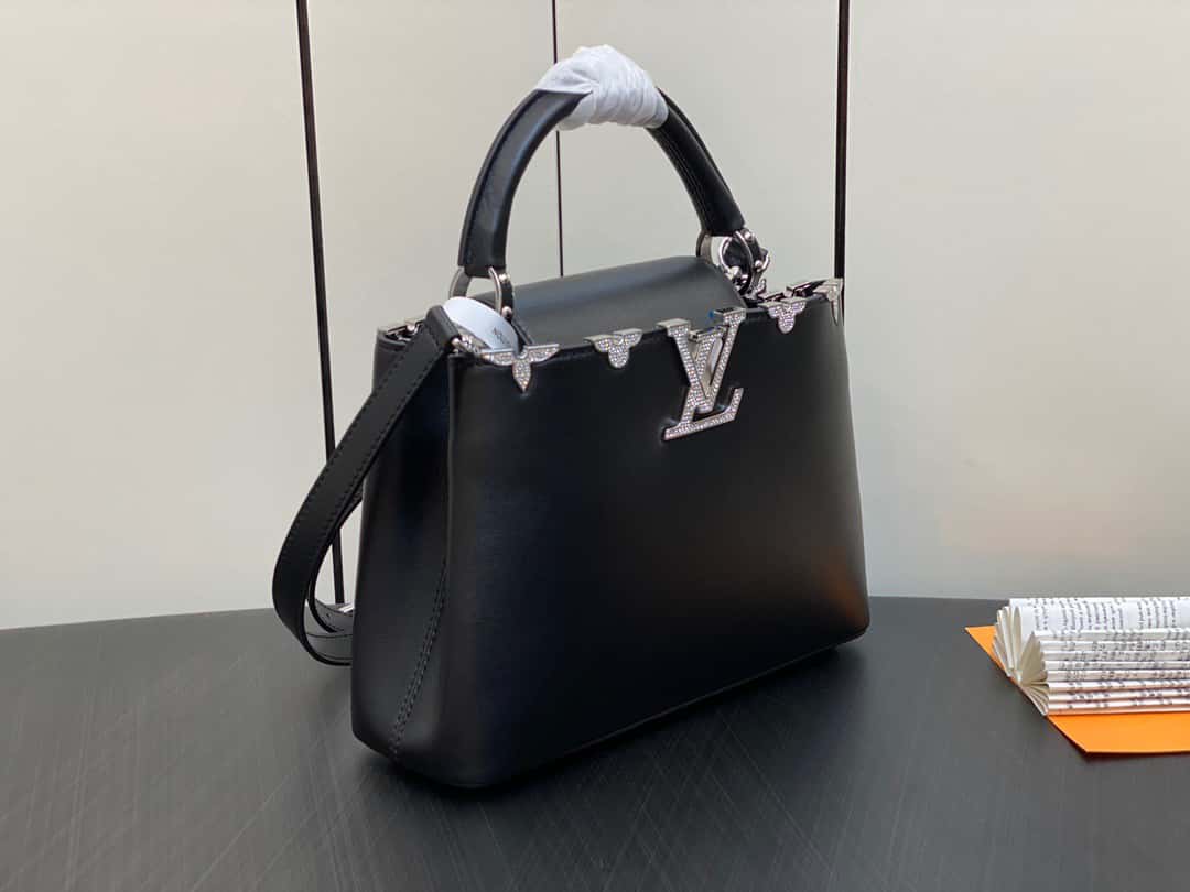 LV【原單精品】M51783黑色 全皮cap那英款繫列 花冠拼白鉆款 Capucines 小號手袋¥2,480.00-頂級1:1精品高仿包包香港台灣批發價格推薦微信哪裡買