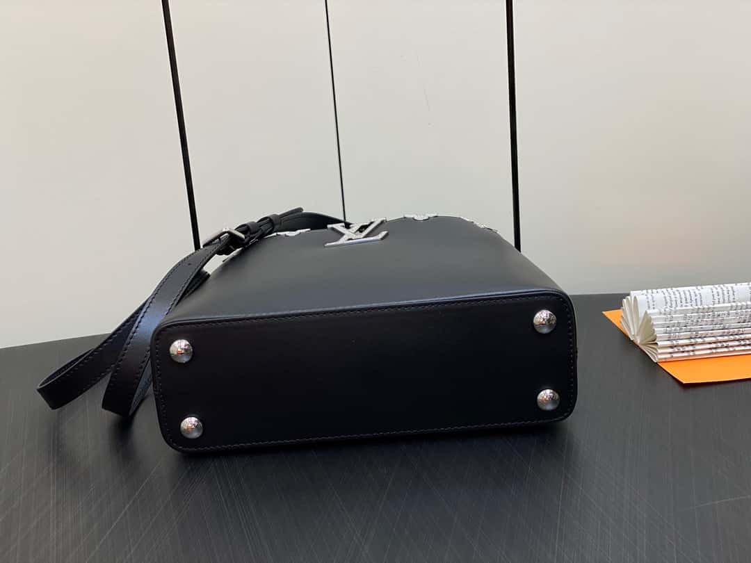 LV【原單精品】M51783黑色 全皮cap那英款繫列 花冠拼白鉆款 Capucines 小號手袋¥2,480.00-頂級1:1精品高仿包包香港台灣批發價格推薦微信哪裡買