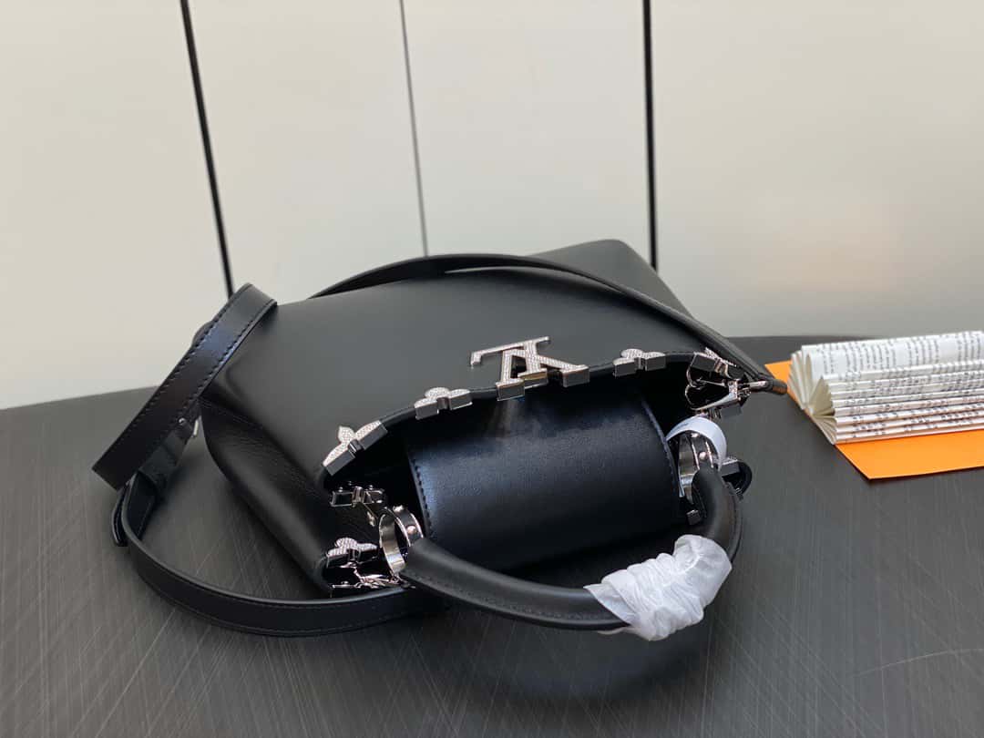 LV【原單精品】M51783黑色 全皮cap那英款繫列 花冠拼白鉆款 Capucines 小號手袋¥2,480.00-頂級1:1精品高仿包包香港台灣批發價格推薦微信哪裡買