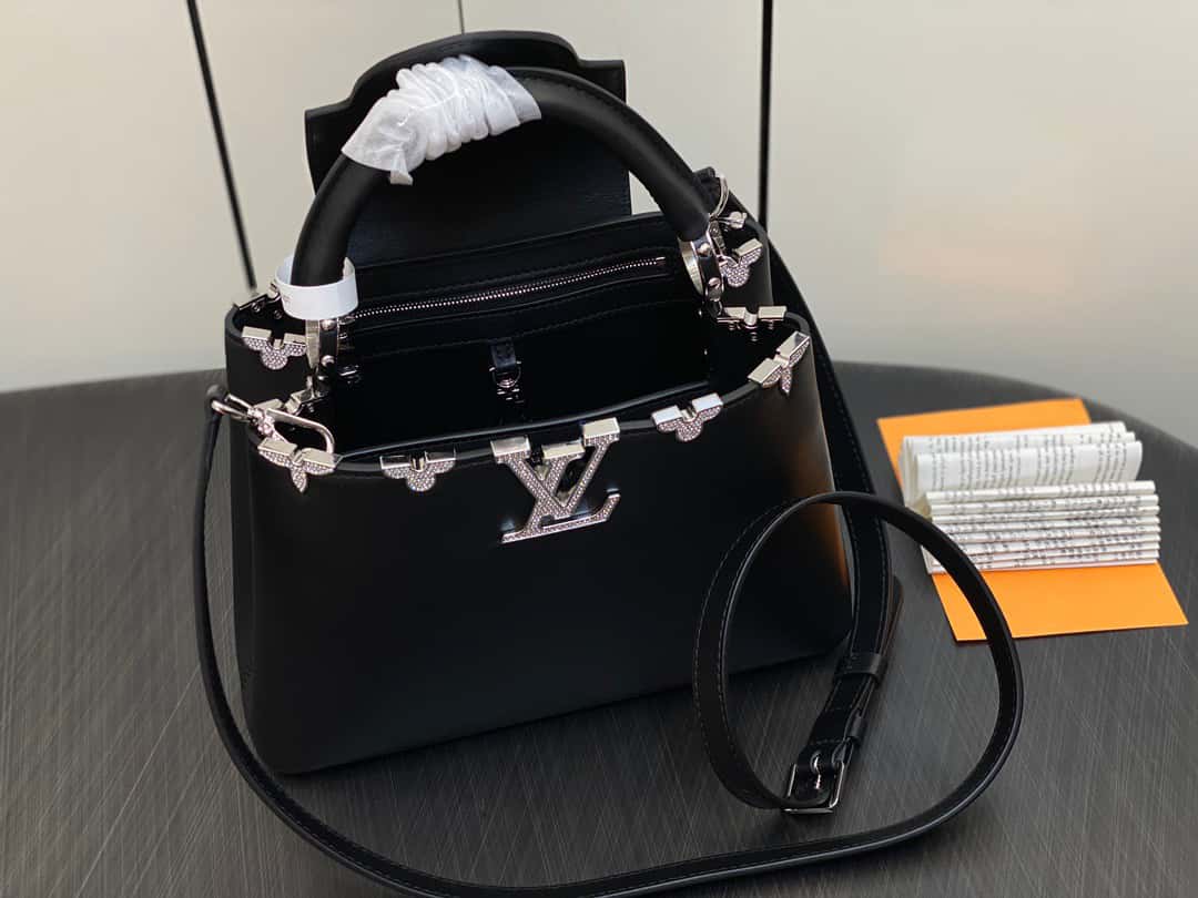LV【原單精品】M51783黑色 全皮cap那英款繫列 花冠拼白鉆款 Capucines 小號手袋¥2,480.00-頂級1:1精品高仿包包香港台灣批發價格推薦微信哪裡買