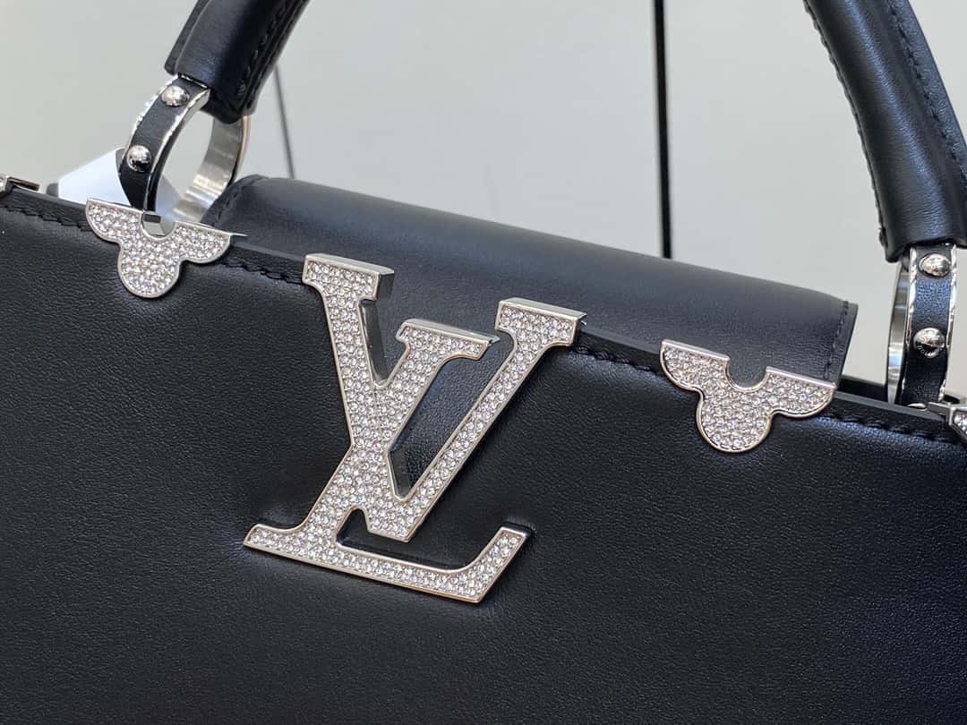 LV【原單精品】M51783黑色 全皮cap那英款繫列 花冠拼白鉆款 Capucines 小號手袋¥2,480.00-頂級1:1精品高仿包包香港台灣批發價格推薦微信哪裡買