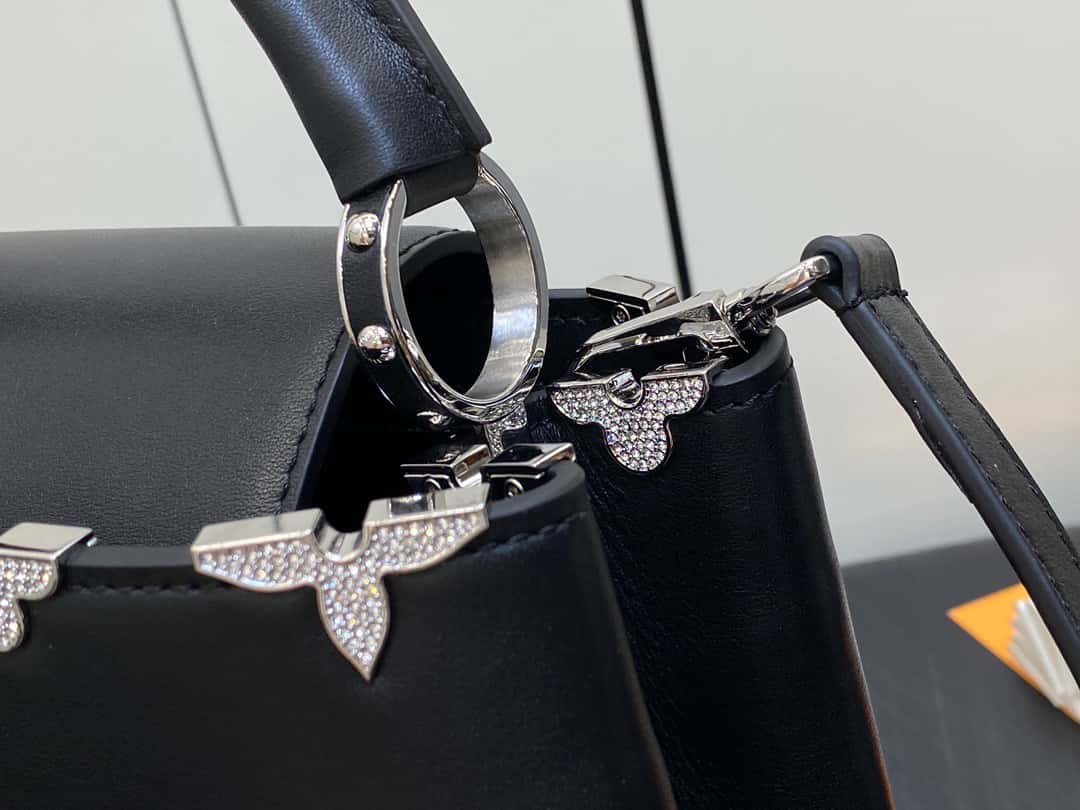 LV【原單精品】M51783黑色 全皮cap那英款繫列 花冠拼白鉆款 Capucines 小號手袋¥2,480.00-頂級1:1精品高仿包包香港台灣批發價格推薦微信哪裡買