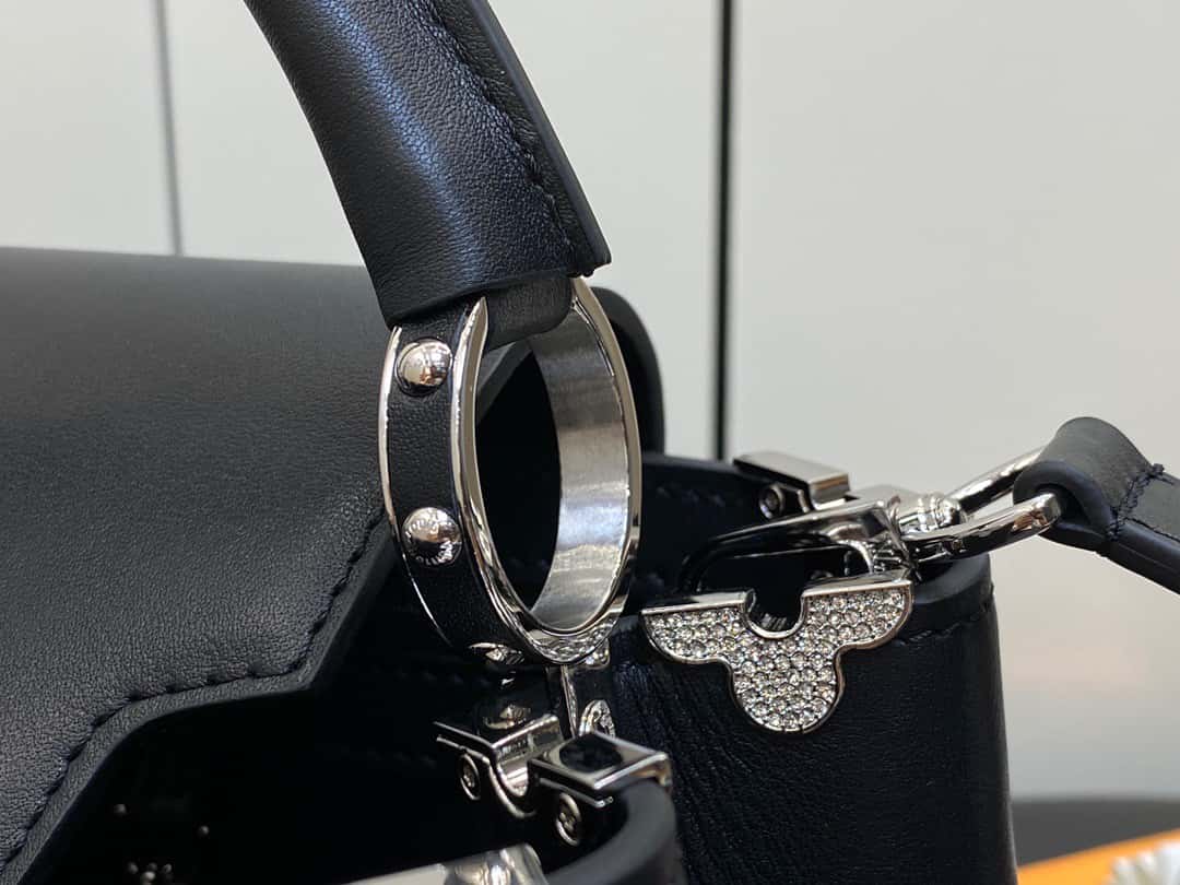 LV【原單精品】M51783黑色 全皮cap那英款繫列 花冠拼白鉆款 Capucines 小號手袋¥2,480.00-頂級1:1精品高仿包包香港台灣批發價格推薦微信哪裡買