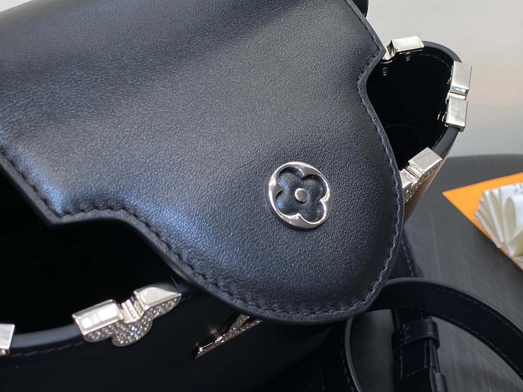 LV【原單精品】M51783黑色 全皮cap那英款繫列 花冠拼白鉆款 Capucines 小號手袋¥2,480.00-頂級1:1精品高仿包包香港台灣批發價格推薦微信哪裡買