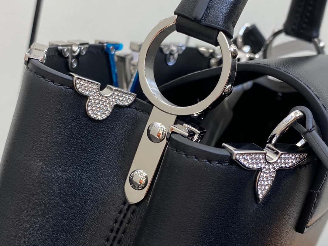 LV【原單精品】M51783黑色 全皮cap那英款繫列 花冠拼白鉆款 Capucines 小號手袋¥2,480.00-頂級1:1精品高仿包包香港台灣批發價格推薦微信哪裡買