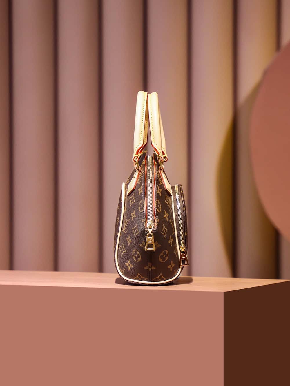 LV復古風高仿包 M46196 Ellipse PM“河蚌包”¥2,480.00-頂級1:1精品高仿包包香港台灣批發價格推薦微信哪裡買